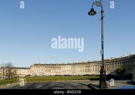 Royal Crescent im Bad mit blauem Himmel und einem traditionellen alten altmodischen Laternenpfahl. Stockfoto