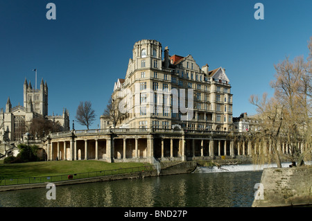 Ansicht der Abteikirche von Bath, 'Parade Gardens' und was früher "The Empire Hotel" entlang des Flusses Avon an einem sonnigen Wintertag. Stockfoto