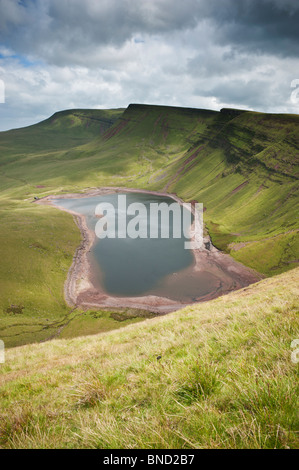 Picws Du und Llyn Y Fan Fach Reservoir, Black Mountain, Brecon Beacons National Park, Wales Stockfoto