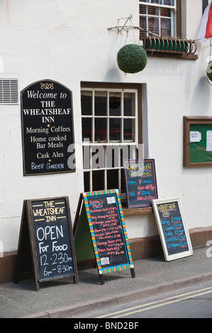 Tafeln außerhalb der Wheatsheaf Inn Pub in Hay-on-Wye Powys Wales UK Stockfoto