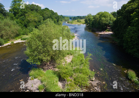 Fluss Wye Blick flussabwärts von der Brücke bei Hay-on-Wye Powys Wales UK Stockfoto