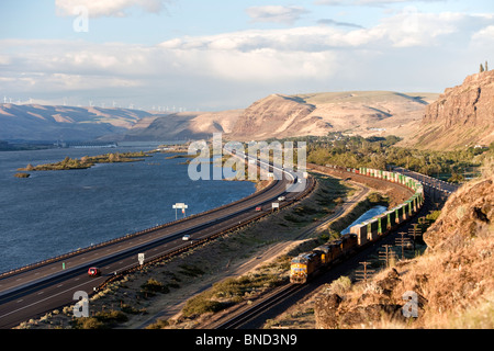 Eisenbahn, die auf der Oregon-Seite, Columbia River Gorge, vorbeiführt. Stockfoto