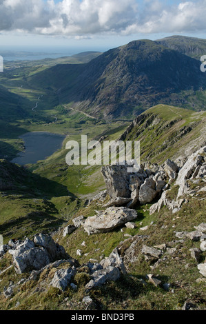 Sonnige, fast aerial Blick auf Llyn Idwal, die A5 und die Carneddau Hügel vom Glyderau Grat in Nord-wales Stockfoto