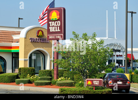 Die Außenseite des Taco Bell fast food Restaurant mit Zeichen, das Logo und die amerikanische Flagge. USA Stockfoto