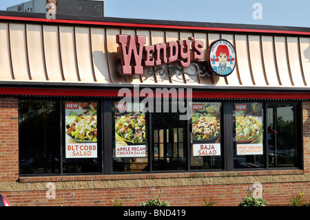 Die Außenseite des Wendys Fastfood Restaurant mit Logo USA. Stockfoto