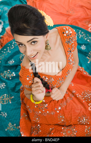 Erhöhte Ansicht einer Frau posiert in Lehenga choli Stockfoto