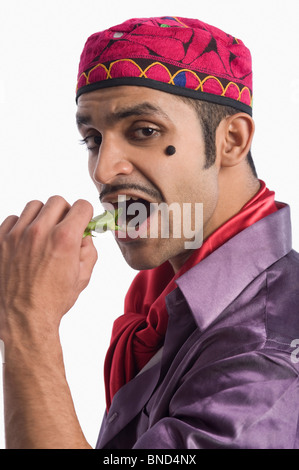 Porträt eines Schauspielers porträtiert eine Tapori Pfanne Essen Stockfoto
