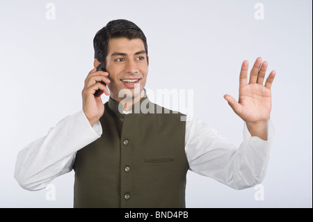 Schauspieler, die Darstellung eines Politikers telefonieren mit einem Handy Stockfoto