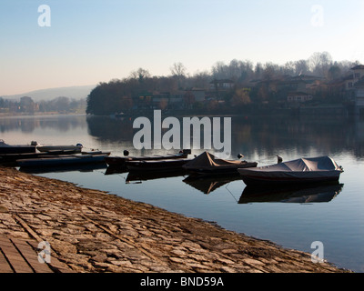 Boote auf dem Fluss Ticino, Sesto Calende, Italien Stockfoto