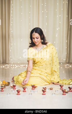 Frau dekorieren Öllampen in Diwali-fest Stockfoto
