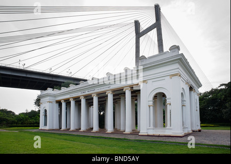 Gedenkstätte mit einer Brücke im Hintergrund, James Prinsep Memorial, Vidyasagar Setu, Kolkata, Westbengalen, Indien Stockfoto