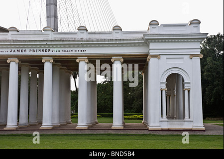 Gedenkstätte mit einer Brücke im Hintergrund, James Prinsep Memorial, Vidyasagar Setu, Kolkata, Westbengalen, Indien Stockfoto