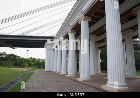 Denkmal in der Nähe einer Brücke, James Prinsep Memorial, Vidyasagar Setu, Kolkata, Westbengalen, Indien Stockfoto