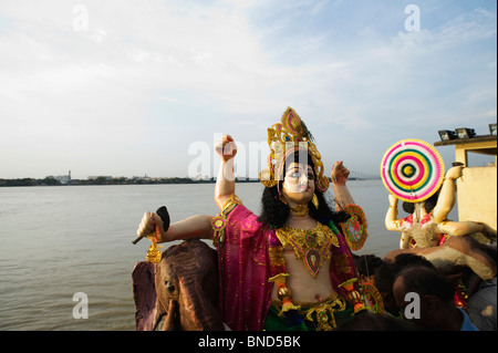 Statue der Göttin Durga vor eintauchen am Fluss Hooghly River, Kolkata, Westbengalen, Indien Stockfoto