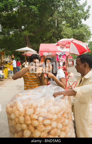 Anbieter mit indischen Snack Panipuri, ein paar auf einer Straße, Kolkata, Westbengalen, Indien Stockfoto