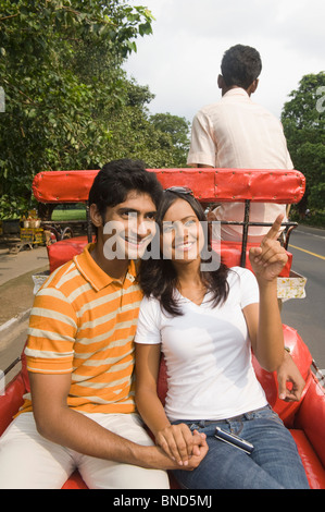 Paar auf einem Wagen sitzen und Lächeln, Kolkata, Westbengalen, Indien Stockfoto