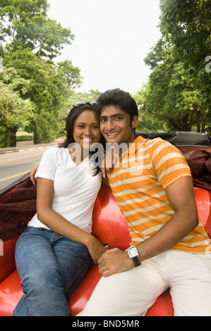 Porträt eines Paares in einem Wagen sitzen und Lächeln, Kolkata, Westbengalen, Indien Stockfoto