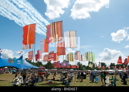 Die Red Arrows Vapor-Streifen auf dem WOMAD-Musikfestival Charlton Park Wiltshire UK über die Fahnen Stockfoto