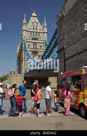 Touristen kaufen Eis von Tower Bridge in London Stockfoto