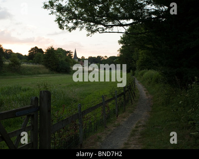 Öffentlichen Fußweg entlang dem Fluss Test in Whitchurch Hampshire UK Stockfoto