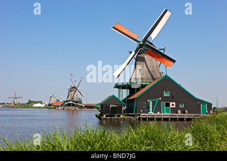 Historische Windmühle "De Kat' bei Zaanse Schans in der Nähe von Amsterdam Stockfoto
