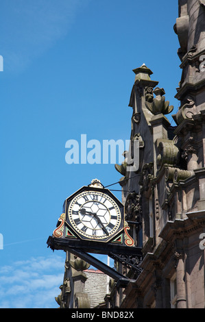 Detail des The Vines Pub mit Uhr in Liverpool UK Stockfoto