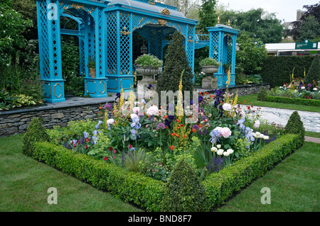 Viktorianischer Voliere Garten mit bunten Blumenrabatten Stockfoto