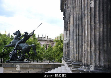 Lion Kämpfer Statue von Albert Wolff außerhalb Altes Museum, Berlin, Deutschland Stockfoto