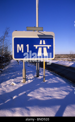 Roadsign Angabe Beginn der Autobahn M1 in der Nähe von Leeds im Winterschnee Yorkshire Vereinigtes Königreich Stockfoto