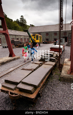 Großbritannien, Wales, Snowdonia, Llanberis, National Slate Museum Haupthof, schmale Lehre Wagen geladen Stockfoto