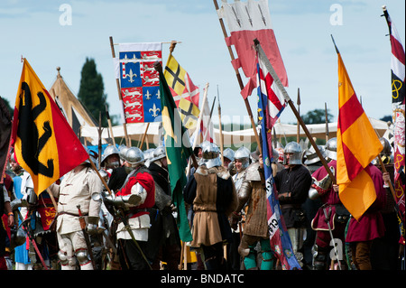 Ritter in Rüstung Vorbereitung auf die Schlacht an der Nachstellung der Schlacht von Tewkesbury. Medieval Festival 2010. Stroud, Gloucestershire, England Stockfoto