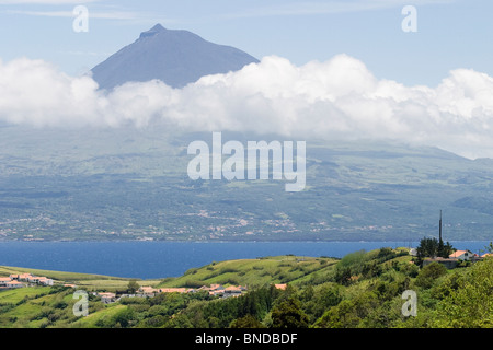 Die Insel Pico von Faial Insel aus gesehen Stockfoto