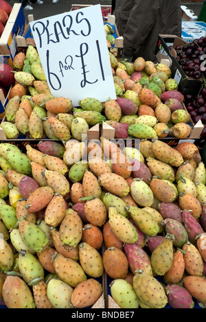 Kaktusfeigen für den Verkauf auf einem Obstmarkt stall bei Ridley Road Market in Dalston, East London, UK KATHY DEWITT Stockfoto