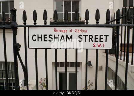 Chesham Street Straßenschild hängt an einem schwarzen Geländer im Stadtteil Chelsea, London, England UK Stockfoto