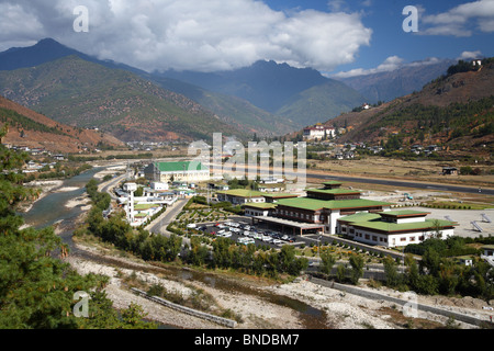 Blick auf Flughafen Paro und es ist umgeben von Tal-Szene in Paro, Bhutan. Stockfoto