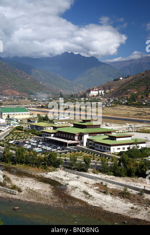 Blick auf Flughafen Paro und es ist umgeben von Tal-Szene in Paro, Bhutan. Stockfoto