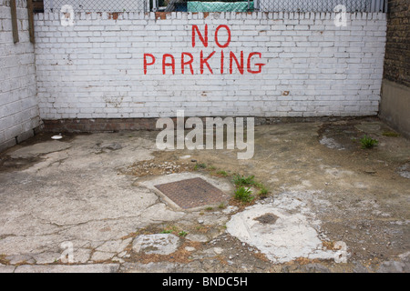 No Parking Zeichen handgemalt auf eine geweißt Mauer erzählt Autofahrer nicht zum Park auf diesen privaten Raum in Südlondon. Stockfoto