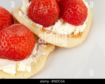 Haferkleie Pfannkuchen mit Erdbeeren Stockfoto