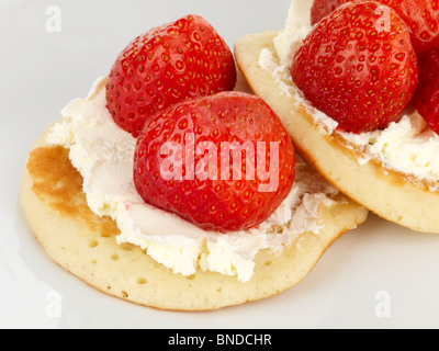 Haferkleie Pfannkuchen mit Erdbeeren Stockfoto