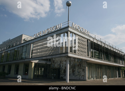 Außenseite des Cafe Moskau an der Karl-Marx-Allee in Ost-Berlin Deutschland Juni 2008 Stockfoto