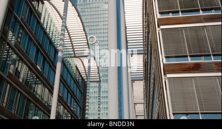 Modernes Gebäude abstrakt mit der O2-Zentrale in München. Stockfoto