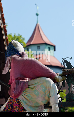 Hexe auf Besen in Batcombe Dorset Stockfoto, Bild: 72560145 - Alamy
