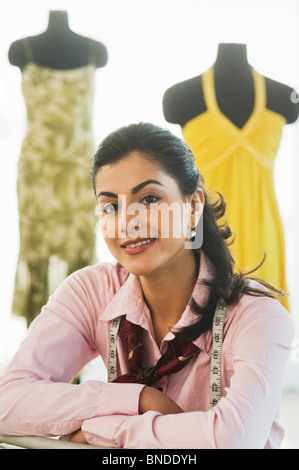 Weibliche Kleid Designer in einer boutique Stockfoto