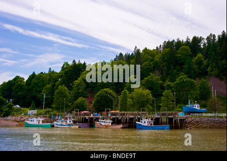 Fischerboote legen an der Anlegestelle in Saint Martins New Brunswick, Kanada, fest Stockfoto