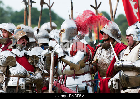 Ritter in Rüstung Kampf auf dem Schlachtfeld in der Nachstellung der Schlacht von Tewkesbury. Medieval Festival 2010. Gloucestershire, England Stockfoto