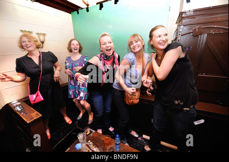 Ein Mädchen Abend Sam Sparro erklingt in der Fleece-live-Musik-Veranstaltungsort in Bristol UK Stockfoto