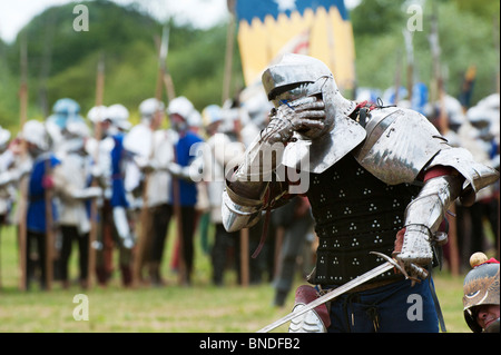 Verwundete Ritter in Rüstung auf dem Schlachtfeld in der Nachstellung der Schlacht von Tewkesbury. Medieval Festival 2010. Gloucestershire, England Stockfoto