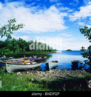 Fischerboote am Ufer des See "Lough Corrib", Connemara, County Galway, Republik Irland, Europa Stockfoto