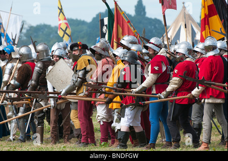 Yorkist pikeniere auf dem Schlachtfeld in der Nachstellung der Schlacht von Tewkesbury. Medieval Festival 2010. Stroud, Gloucestershire, England Stockfoto