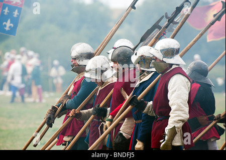 Rosenkriege Pikeniere auf dem Schlachtfeld bei der Nachstellung der Schlacht von Tewkesbury. Mittelalter-fest 2010 Stockfoto